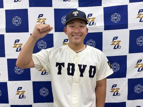 東洋大対国学院大　試合後、ガッツポーズする東洋大、好救援の馬庭優太(撮影･保坂淑子)