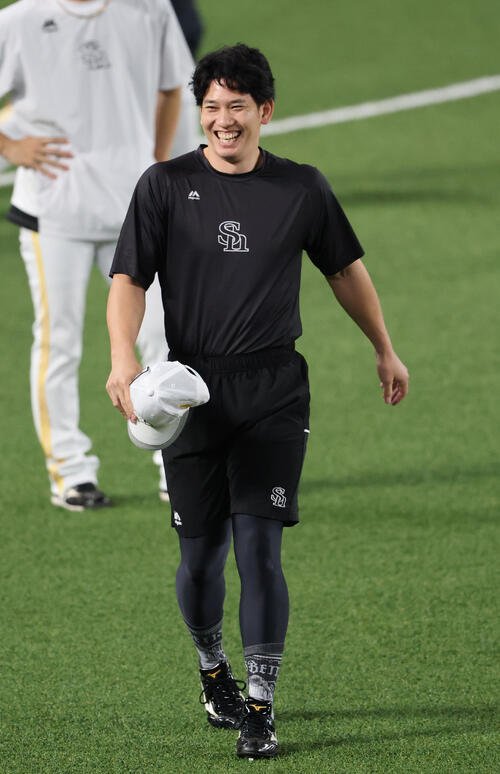 練習前に笑顔を見せるソフトバンク栗原陵矢(撮影･梅根麻紀)