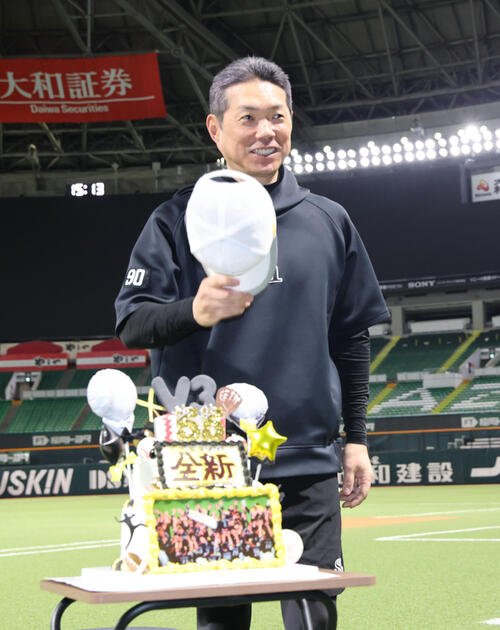 55歳の誕生日を迎えたソフトバンク小久保裕紀監督は報道陣から贈られたケーキの前でインタビューを受ける(撮影･梅根麻紀)
