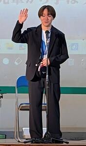 母校の神奈川･六角橋中学校の文化祭にサプライズ登場した鍵山優真(撮影･栗林真菜)