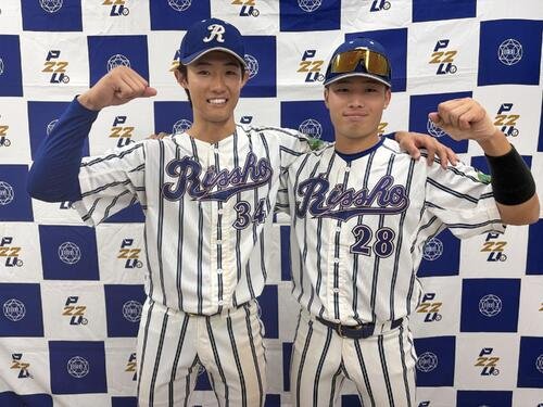 立正大対中大　試合後、肩を組み笑顔でガッツポーズする立正大の、左から三浦天和と秀嶋大翔(撮影･保坂淑子)