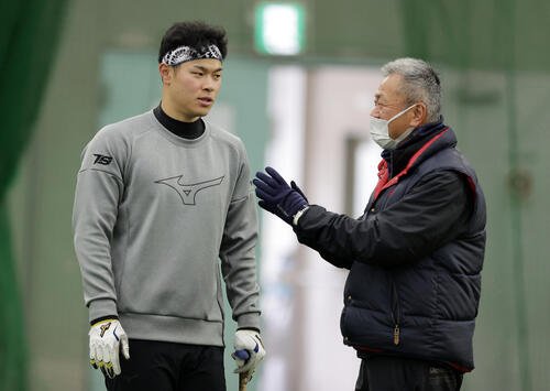 22年1月、練習の合間に近大･田中秀昌監督(右)と言葉を交わす阪神佐藤輝