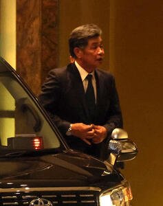 講演会を終えタクシーに乗り込む工藤公康氏(撮影･白石智彦)