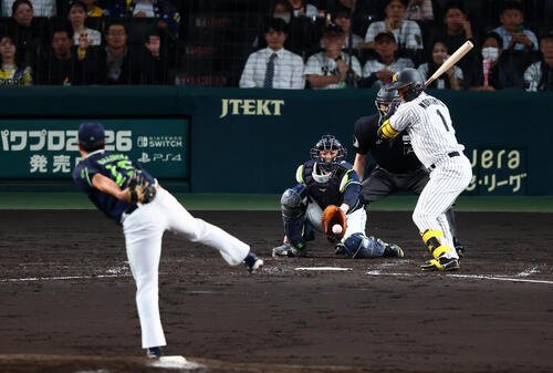 阪神対ヤクルト　4回裏阪神1死、四球を選ぶ森下翔太。投手中村優斗(撮影･加藤哉)