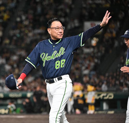 阪神対ヤクルト　最終戦を終え、ファンに手を振るヤクルト池山隆寛監督(撮影･和賀正仁)
