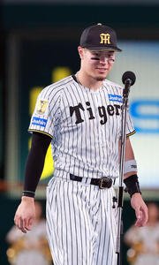 阪神対ヤクルト　今季レギュラーシーズン最終戦を終えあいさつし引き揚げる阪神佐藤輝明(撮影･上山淳一)