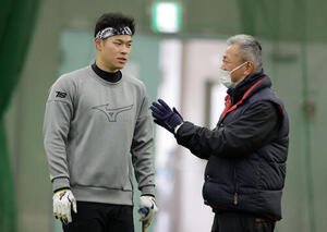 22年1月、練習の合間に近大･田中秀昌監督(右)と言葉を交わす阪神佐藤輝