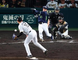 阪神対ヤクルト　7回表ヤクルト1死二、三塁、岩田幸宏は中前に2点適時打を放つ。投手下村海翔(撮影･加藤哉)