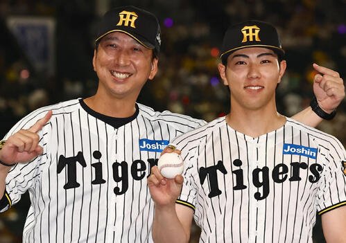 2026年7月12日、阪神対ヤクルト　プロ初勝利の阪神工藤泰成(右)は藤川球児監督の祝福に笑顔を見せる