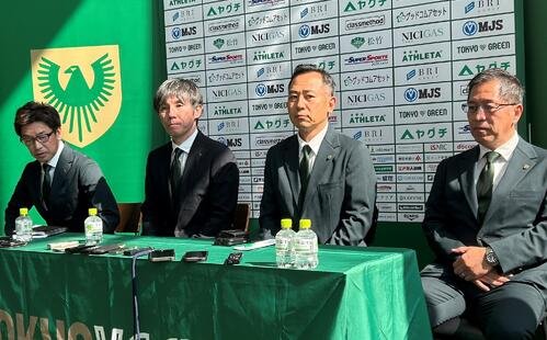 就任会見に臨んだ東京Vの相馬直樹新監督(左から2人目)。左から江尻強化部長、相馬新監督、中村社長、栗田副社長