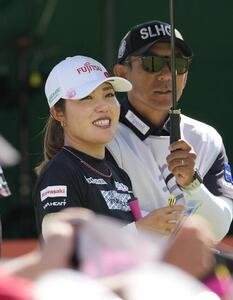 1番、ティーショット前に笑顔を見せる古江彩佳(撮影･小島史椰)