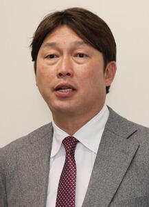 オーナー報告を終え、囲み取材に応じる広島新井貴浩監督(撮影･加藤孝規)