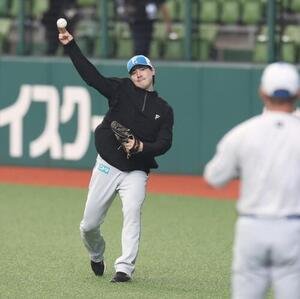キャッチボールする日本ハム有原航平(撮影･黒川智章)