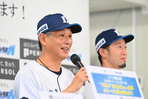 前日会見で話す西武西口文也監督(左)と外崎修汰(撮影･滝沢徹郎)