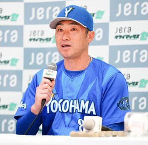 共同記者会見に臨むDeNA相川亮二監督(撮影･鈴木みどり)
