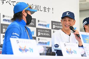 前日会見で西武西口文也監督(右)は日本ハム新庄剛志監督を見つめる(撮影･滝沢徹郎)