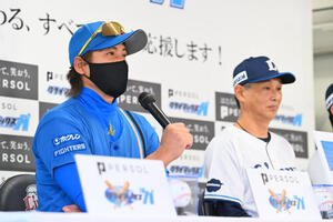 前日会見で話す日本ハム新庄剛志監督。右は西武西口文也監督(撮影･滝沢徹郎)