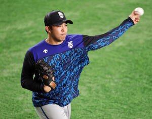 キャッチボールするDeNA東克樹(2026年10月9日撮影)