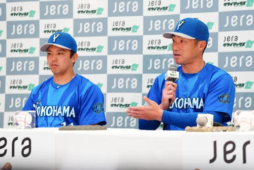 9日、共同記者会見で第1戦の予告先発に東克樹(左)を発表するDeNA相川亮二監督(撮影･鈴木みどり)