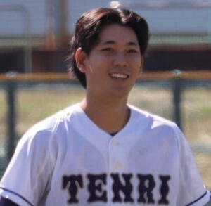 天理大対大体大　大体大戦に先発し完封勝利を挙げ笑顔をみせる天理大･的場吏玖(右)(撮影･佐藤妙月)