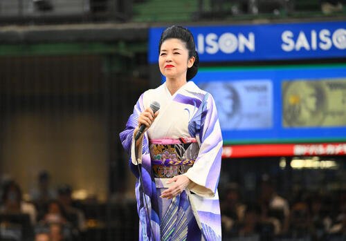 西武対日本ハム　開幕セレモニーで君が代を独唱する藤あや子(撮影･滝沢徹郎)