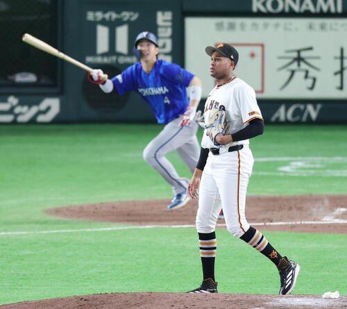 巨人対DeNA 9回表DeNA1死、度会隆輝に本塁打を浴びるライデル･マルティネス(撮影･宮地輝)