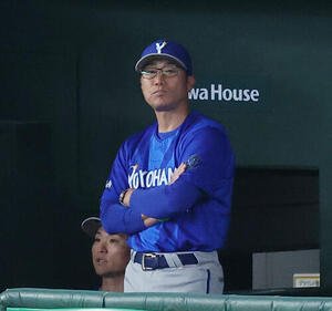 巨人対DeNA　戦況を見つめるDeNA相川亮二監督(撮影･宮地輝)