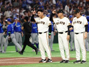 巨人対DeNA　初戦を落とし、喜ぶDeNAの選手を背に脱帽する巨人橋上秀樹監督代行(撮影･浅見桂子)