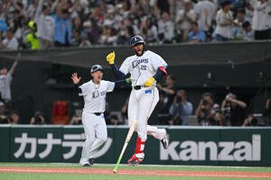 西武対日本ハム　10回裏西武1死、アレクサンダー･カナリオはサヨナラ本塁打を放ちバットを投げて喜ぶ(撮影･滝沢徹郎)