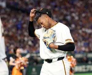 巨人対DeNA 9回表DeNAに追加点を与え、うつむいて引き揚げるライデル･マルティネス(撮影･浅見桂子)