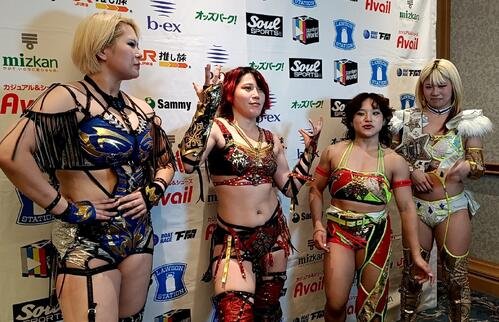 スターズの(左から)HANAKO、林下詩美、飯田沙耶、羽南
