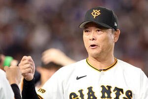 巨人対DeNA　試合開始直前、ナインと気合のグータッチをする巨人橋上秀樹監督代行(撮影･浅見桂子)