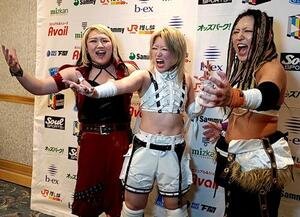 勝利したMi Vida Locaの(左から)青木いつ希、鉄アキラ、山下りな