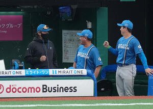 西武対日本ハム　4回表日本ハム2死二塁、奈良間大己の2点本塁打にガッツポーズする新庄剛志監督(左)(撮影･足立雅史)