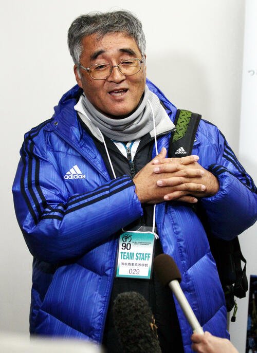 2012年、全国高校サッカー選手権の山陽戦後に報道陣の質問に答える清水商･大瀧雅良監督＝2012年1月2日