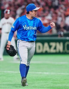 巨人対DeNA 6回裏巨人2死二塁、ボビー･ダルベックを中飛に仕留めガッツポーズする東克樹(撮影･鈴木みどり)