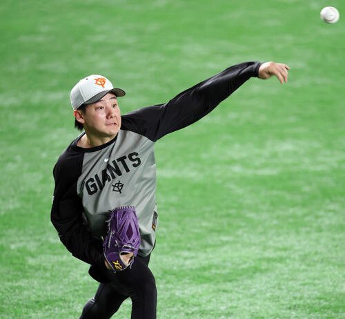 巨人対DeNA　試合前練習でキャッチボールする巨人竹丸和幸(撮影･宮地輝)