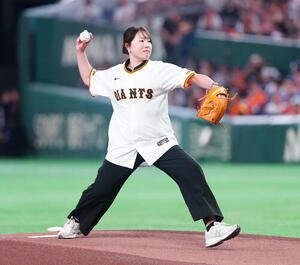 巨人対DeNA　ファーストピッチで投球する竹田麗央(撮影･鈴木みどり)