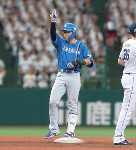 西武対日本ハム　5回表日本ハム2死二塁、適時二塁打を放ちポーズをとる野村佑希(撮影･黒川智章)