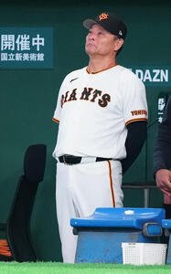 巨人対DeNA　ベンチで浮かない表情の巨人橋上秀樹監督代行(撮影･鈴木みどり)