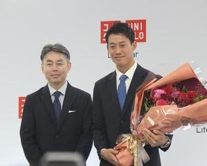 引退会見で柳井康治氏(左)と写真に納まる錦織圭さん