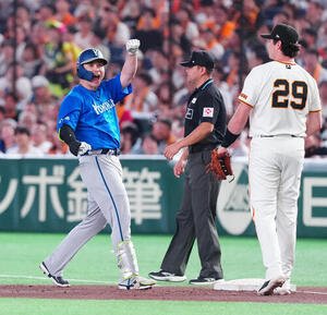 巨人対DeNA 1回表DeNA2死二塁、適時打を放ちポーズを決める佐野恵太(撮影･鈴木みどり)