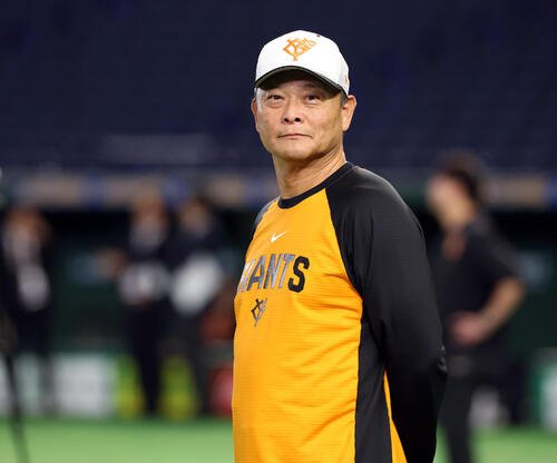 巨人対DeNA　練習を見つめる巨人橋上秀樹監督代行(撮影･浅見桂子)