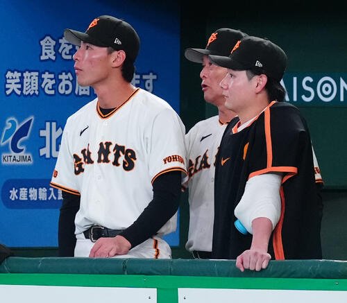 巨人対DeNA ベンチから試合を見つめる竹丸和幸(右)(撮影･鈴木みどり)