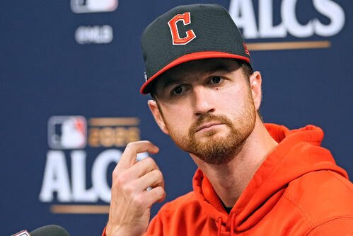 記者会見に臨んだガーディアンズ･グリフィン(AP)