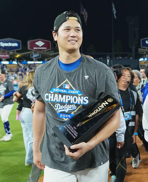 2025年10月、ナ･リーグ優勝決定シリーズでMVPに選ばれ、トロフィーを手にするドジャース大谷