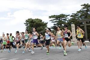 出雲大社正面鳥居前をスタートする選手たち(撮影･前田充)