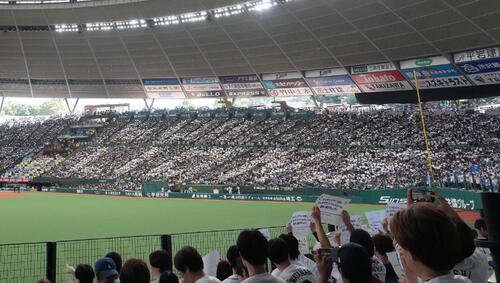 10日、パCSファーストステージ第1戦試合前、スタンドでは西武を後押しするコレオグラフィーが行われる