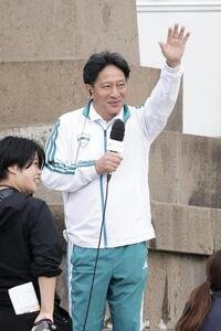 出雲大社正面鳥居前に集まった観衆に手を振る青学大･原晋監督(撮影･前田充)
