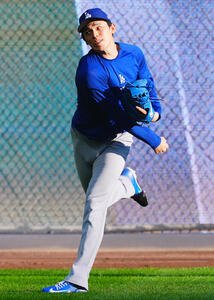 ブルワーズ対ドジャース　試合前投球練習を行うドジャース佐々木朗希(撮影･垰建太)